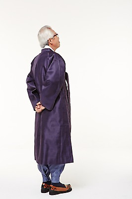 포토 JPG 스튜디오촬영 전신 할아버지 노년 남자 실내 한명 서기 옆모습 실버라이프 한국인 60대 한복 뒷짐 노인남자한명만 국내포토 1 한국전통 라이프스타일 뷰포인트 모션 사람 동양인 성인 내부 전통의상 남자한명만 노인남자만 파일형식