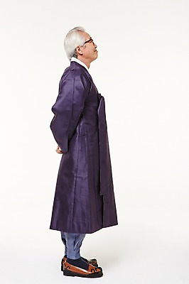 포토 JPG 스튜디오촬영 전신 할아버지 노년 남자 실내 한명 서기 옆모습 실버라이프 한국인 60대 한복 뒷짐 노인남자한명만 국내포토 1 한국전통 라이프스타일 뷰포인트 모션 사람 동양인 성인 내부 전통의상 남자한명만 노인남자만 파일형식