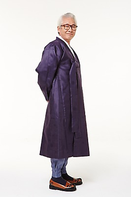 포토 JPG 스튜디오촬영 전신 할아버지 노년 남자 실내 한명 서기 미소 옆모습 실버라이프 한국인 60대 한복 뒷짐 노인남자한명만 국내포토 1 한국전통 라이프스타일 뷰포인트 모션 표정 사람 동양인 성인 내부 전통의상 남자한명만 노인남자만 파일형식