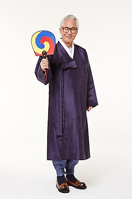 포토 JPG 스튜디오촬영 전신 할아버지 노년 남자 실내 한명 서기 미소 들기 앞모습 실버라이프 한국인 부채 60대 한복 노인남자한명만 국내포토 1 한국전통 라이프스타일 뷰포인트 모션 표정 사람 동양인 성인 내부 전통의상 남자한명만 노인남자만 파일형식