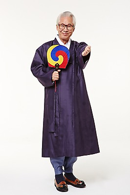 포토 JPG 스튜디오촬영 전신 할아버지 노년 남자 실내 한명 서기 미소 들기 손짓 앞모습 실버라이프 한국인 부채 60대 한복 노인남자한명만 국내포토 1 한국전통 라이프스타일 뷰포인트 모션 표정 사람 동양인 성인 내부 전통의상 남자한명만 노인남자만 파일형식