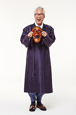 포토 JPG 스튜디오촬영 전신 할아버지 노년 남자 실내 한명 서기 미소 들기 앞모습 실버라이프 한국인 60대 한복 하회탈 노인남자한명만 국내포토 1 한국전통 라이프스타일 뷰포인트 모션 표정 사람 동양인 성인 내부 전통의상 탈 남자한명만 노인남자만 파일형식