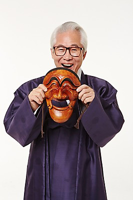 포토 JPG 스튜디오촬영 할아버지 노년 남자 실내 한명 서기 미소 들기 상반신 앞모습 실버라이프 한국인 60대 한복 하회탈 노인남자한명만 국내포토 1 한국전통 라이프스타일 뷰포인트 모션 표정 사람 동양인 성인 내부 전통의상 탈 남자한명만 노인남자만 파일형식