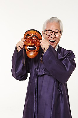 포토 JPG 스튜디오촬영 할아버지 노년 남자 실내 한명 서기 미소 들기 상반신 앞모습 실버라이프 한국인 60대 한복 하회탈 노인남자한명만 국내포토 1 한국전통 라이프스타일 뷰포인트 모션 표정 사람 동양인 성인 내부 전통의상 탈 남자한명만 노인남자만 파일형식