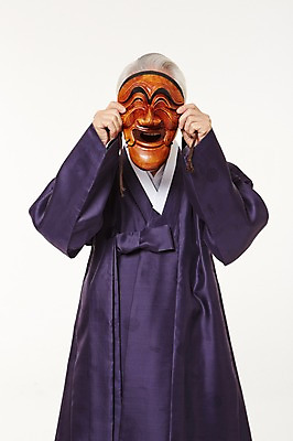 포토 JPG 스튜디오촬영 할아버지 노년 남자 실내 한명 서기 들기 상반신 앞모습 실버라이프 한국인 60대 한복 하회탈 노인남자한명만 국내포토 1 한국전통 라이프스타일 뷰포인트 모션 사람 동양인 성인 내부 전통의상 탈 남자한명만 노인남자만 파일형식