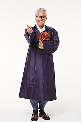 포토 JPG 스튜디오촬영 전신 할아버지 노년 남자 실내 한명 서기 미소 들기 손짓 앞모습 실버라이프 한국인 60대 한복 하회탈 노인남자한명만 국내포토 1 한국전통 라이프스타일 뷰포인트 모션 표정 사람 동양인 성인 내부 전통의상 탈 남자한명만 노인남자만 파일형식