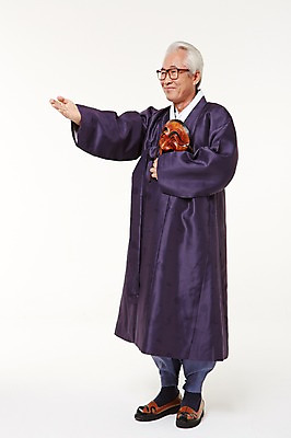 포토 JPG 스튜디오촬영 전신 할아버지 노년 남자 실내 한명 서기 미소 들기 손짓 옆모습 실버라이프 한국인 60대 한복 하회탈 노인남자한명만 국내포토 1 한국전통 라이프스타일 뷰포인트 모션 표정 사람 동양인 성인 내부 전통의상 탈 남자한명만 노인남자만 파일형식