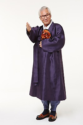 포토 JPG 스튜디오촬영 전신 할아버지 노년 남자 실내 한명 서기 미소 들기 손짓 앞모습 실버라이프 한국인 60대 한복 하회탈 노인남자한명만 국내포토 1 한국전통 라이프스타일 뷰포인트 모션 표정 사람 동양인 성인 내부 전통의상 탈 남자한명만 노인남자만 파일형식