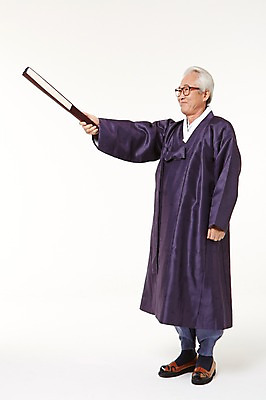 포토 JPG 스튜디오촬영 전신 할아버지 노년 남자 실내 한명 서기 미소 들기 옆모습 실버라이프 한국인 부채 60대 한복 노인남자한명만 국내포토 1 한국전통 라이프스타일 뷰포인트 모션 표정 사람 동양인 성인 내부 전통의상 남자한명만 노인남자만 파일형식