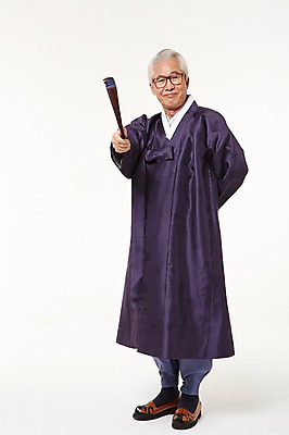 포토 JPG 스튜디오촬영 전신 할아버지 노년 남자 실내 한명 서기 미소 들기 앞모습 실버라이프 한국인 부채 60대 한복 노인남자한명만 국내포토 1 한국전통 라이프스타일 뷰포인트 모션 표정 사람 동양인 성인 내부 전통의상 남자한명만 노인남자만 파일형식