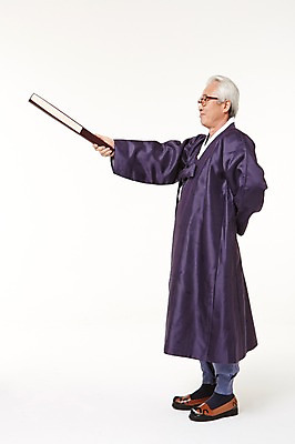 포토 JPG 스튜디오촬영 전신 할아버지 노년 남자 실내 한명 서기 들기 옆모습 실버라이프 한국인 부채 60대 한복 노인남자한명만 국내포토 1 한국전통 라이프스타일 뷰포인트 모션 사람 동양인 성인 내부 전통의상 남자한명만 노인남자만 파일형식