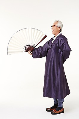 포토 JPG 스튜디오촬영 전신 할아버지 노년 남자 실내 한명 서기 미소 들기 옆모습 실버라이프 한국인 부채 60대 한복 노인남자한명만 국내포토 1 한국전통 라이프스타일 뷰포인트 모션 표정 사람 동양인 성인 내부 전통의상 남자한명만 노인남자만 파일형식