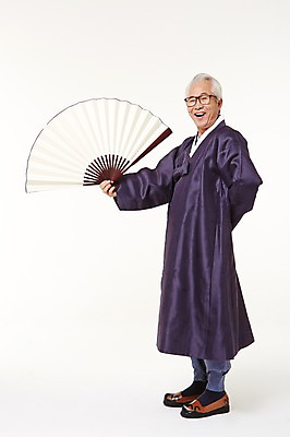 포토 JPG 스튜디오촬영 전신 할아버지 노년 남자 실내 한명 서기 미소 들기 옆모습 실버라이프 한국인 부채 60대 한복 노인남자한명만 국내포토 1 한국전통 라이프스타일 뷰포인트 모션 표정 사람 동양인 성인 내부 전통의상 남자한명만 노인남자만 파일형식