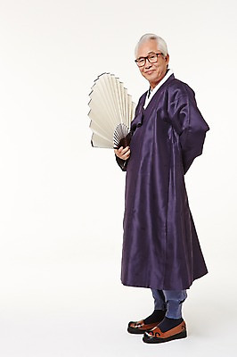 포토 JPG 스튜디오촬영 전신 할아버지 노년 남자 실내 한명 서기 미소 들기 옆모습 실버라이프 한국인 부채 60대 한복 노인남자한명만 국내포토 1 한국전통 라이프스타일 뷰포인트 모션 표정 사람 동양인 성인 내부 전통의상 남자한명만 노인남자만 파일형식