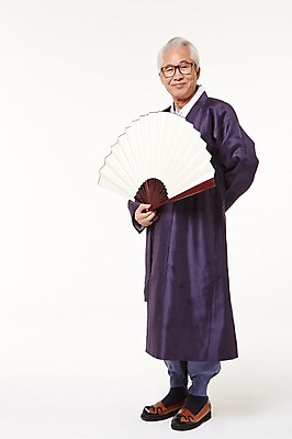 포토 JPG 스튜디오촬영 전신 할아버지 노년 남자 실내 한명 서기 미소 들기 앞모습 실버라이프 한국인 부채 60대 한복 노인남자한명만 국내포토 1 한국전통 라이프스타일 뷰포인트 모션 표정 사람 동양인 성인 내부 전통의상 남자한명만 노인남자만 파일형식