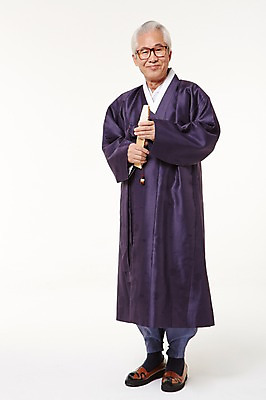 포토 JPG 스튜디오촬영 전신 할아버지 노년 남자 실내 한명 서기 미소 들기 앞모습 실버라이프 한국인 부채 60대 한복 노인남자한명만 국내포토 1 한국전통 라이프스타일 뷰포인트 모션 표정 사람 동양인 성인 내부 전통의상 남자한명만 노인남자만 파일형식