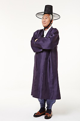 포토 JPG 스튜디오촬영 전신 할아버지 노년 남자 실내 한명 서기 앞모습 실버라이프 팔짱 한국인 60대 한복 노인남자한명만 국내포토 갓모자 모자_잡화 1 한국전통 라이프스타일 뷰포인트 모션 전통소품 사람 동양인 성인 내부 전통의상 남자한명만 노인남자만 파일형식