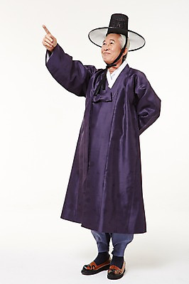 포토 JPG 스튜디오촬영 전신 할아버지 노년 남자 실내 한명 서기 손짓 앞모습 실버라이프 한국인 가리킴 60대 한복 노인남자한명만 국내포토 갓모자 모자_잡화 1 한국전통 라이프스타일 뷰포인트 모션 전통소품 사람 동양인 성인 내부 전통의상 남자한명만 노인남자만 파일형식