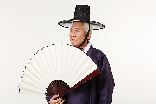 포토 JPG 스튜디오촬영 할아버지 노년 남자 실내 한명 서기 들기 상반신 앞모습 실버라이프 한국인 부채 60대 한복 노인남자한명만 국내포토 갓모자 모자_잡화 1 한국전통 라이프스타일 뷰포인트 모션 전통소품 사람 동양인 성인 내부 전통의상 남자한명만 노인남자만 파일형식