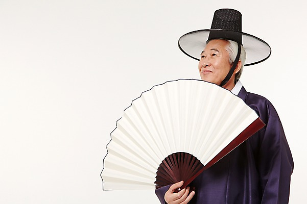 포토 JPG 스튜디오촬영 할아버지 노년 남자 실내 한명 서기 들기 상반신 앞모습 실버라이프 한국인 부채 60대 한복 노인남자한명만 국내포토 갓모자 모자_잡화 1 한국전통 라이프스타일 뷰포인트 모션 전통소품 사람 동양인 성인 내부 전통의상 남자한명만 노인남자만 파일형식