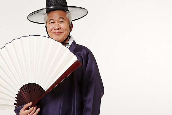 포토 JPG 스튜디오촬영 할아버지 노년 남자 실내 한명 서기 미소 들기 상반신 앞모습 실버라이프 한국인 부채 60대 한복 노인남자한명만 국내포토 갓모자 모자_잡화 1 한국전통 라이프스타일 뷰포인트 모션 전통소품 표정 사람 동양인 성인 내부 전통의상 남자한명만 노인남자만 파일형식