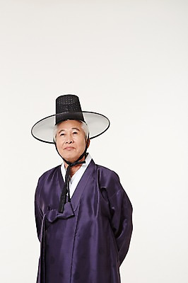 포토 JPG 스튜디오촬영 할아버지 노년 남자 실내 한명 서기 상반신 앞모습 실버라이프 한국인 60대 한복 노인남자한명만 국내포토 갓모자 모자_잡화 1 한국전통 라이프스타일 뷰포인트 모션 전통소품 사람 동양인 성인 내부 전통의상 남자한명만 노인남자만 파일형식