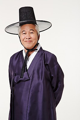 포토 JPG 스튜디오촬영 할아버지 노년 남자 실내 한명 서기 미소 상반신 앞모습 실버라이프 한국인 60대 한복 노인남자한명만 국내포토 갓모자 모자_잡화 1 한국전통 라이프스타일 뷰포인트 모션 전통소품 표정 사람 동양인 성인 내부 전통의상 남자한명만 노인남자만 파일형식