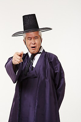 포토 JPG 스튜디오촬영 할아버지 노년 남자 실내 한명 서기 손짓 상반신 앞모습 실버라이프 한국인 짜증 60대 한복 노인남자한명만 국내포토 갓모자 모자_잡화 1 한국전통 라이프스타일 감정 뷰포인트 모션 전통소품 사람 동양인 성인 내부 전통의상 남자한명만 노인남자만 파일형식