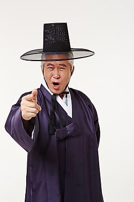 포토 JPG 스튜디오촬영 할아버지 노년 남자 실내 한명 서기 손짓 상반신 앞모습 실버라이프 한국인 짜증 60대 한복 노인남자한명만 국내포토 갓모자 모자_잡화 1 한국전통 라이프스타일 감정 뷰포인트 모션 전통소품 사람 동양인 성인 내부 전통의상 남자한명만 노인남자만 파일형식