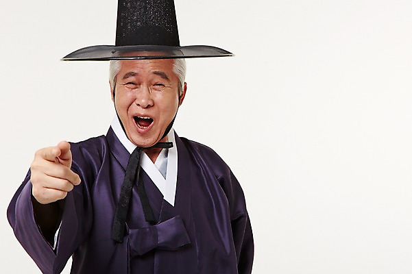 포토 JPG 스튜디오촬영 할아버지 노년 남자 실내 한명 서기 손짓 상반신 앞모습 실버라이프 한국인 짜증 60대 한복 꾸지람 노인남자한명만 국내포토 갓모자 모자_잡화 1 한국전통 라이프스타일 감정 뷰포인트 모션 전통소품 사람 동양인 성인 내부 전통의상 체벌 남자한명만 노인남자만 파일형식