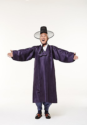 포토 JPG 스튜디오촬영 전신 할아버지 노년 남자 팔벌리기 실내 한명 서기 미소 앞모습 실버라이프 한국인 60대 한복 즐거움 노인남자한명만 국내포토 갓모자 모자_잡화 1 한국전통 라이프스타일 감정 뷰포인트 모션 전통소품 표정 사람 동양인 성인 내부 전통의상 남자한명만 노인남자만 파일형식