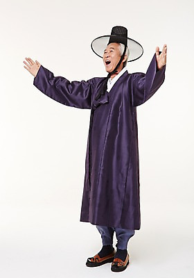 포토 JPG 스튜디오촬영 전신 할아버지 노년 남자 팔벌리기 실내 한명 서기 미소 옆모습 실버라이프 한국인 60대 한복 노인남자한명만 국내포토 갓모자 모자_잡화 1 한국전통 라이프스타일 뷰포인트 모션 전통소품 표정 사람 동양인 성인 내부 전통의상 남자한명만 노인남자만 파일형식