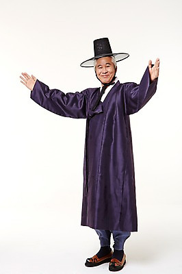 포토 JPG 스튜디오촬영 전신 할아버지 노년 남자 팔벌리기 실내 한명 서기 미소 앞모습 실버라이프 한국인 60대 한복 노인남자한명만 국내포토 갓모자 모자_잡화 1 한국전통 라이프스타일 뷰포인트 모션 전통소품 표정 사람 동양인 성인 내부 전통의상 남자한명만 노인남자만 파일형식