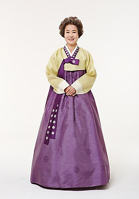 포토 JPG 스튜디오촬영 전신 여자 노년 할머니 실내 한명 서기 미소 앞모습 실버라이프 한국인 60대 한복 공손 노인여자한명만 국내포토 1 한국전통 라이프스타일 뷰포인트 모션 표정 사람 동양인 성인 내부 전통의상 여자한명만 노인여자만 파일형식