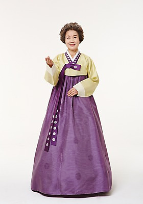 포토 JPG 스튜디오촬영 전신 여자 노년 할머니 실내 한명 서기 미소 손짓 앞모습 실버라이프 한국인 60대 한복 노인여자한명만 국내포토 1 한국전통 라이프스타일 뷰포인트 모션 표정 사람 동양인 성인 내부 전통의상 여자한명만 노인여자만 파일형식