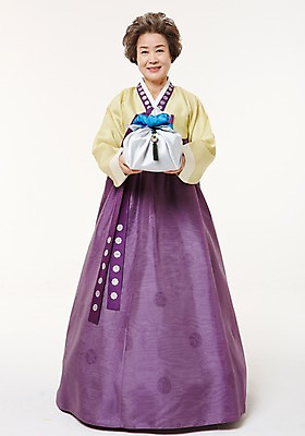 포토 JPG 스튜디오촬영 전신 여자 노년 할머니 실내 한명 서기 미소 들기 앞모습 선물상자 실버라이프 한국인 60대 한복 노인여자한명만 국내포토 1 한국전통 라이프스타일 뷰포인트 모션 표정 선물 사람 동양인 성인 내부 상자 전통의상 여자한명만 노인여자만 파일형식