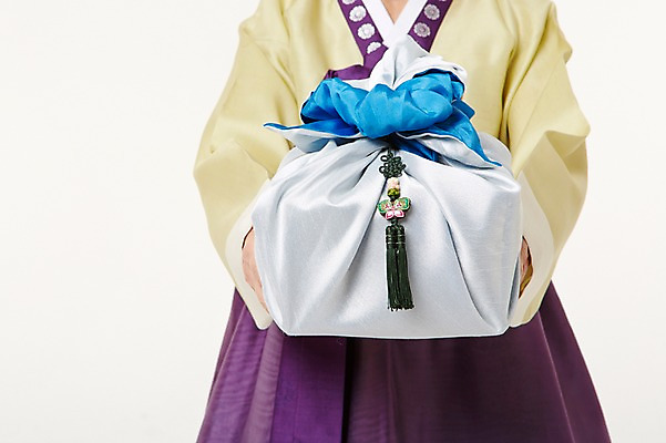 포토 JPG 스튜디오촬영 여자 노년 할머니 실내 한명 서기 들기 상반신 앞모습 선물상자 실버라이프 한국인 60대 한복 노인여자한명만 국내포토 1 한국전통 라이프스타일 뷰포인트 모션 선물 사람 동양인 성인 내부 상자 전통의상 여자한명만 노인여자만 파일형식