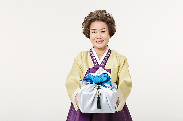 포토 JPG 스튜디오촬영 여자 노년 할머니 실내 한명 서기 미소 들기 상반신 앞모습 선물상자 실버라이프 한국인 60대 한복 노인여자한명만 국내포토 1 한국전통 라이프스타일 뷰포인트 모션 표정 선물 사람 동양인 성인 내부 상자 전통의상 여자한명만 노인여자만 파일형식