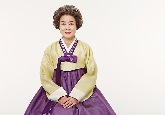 포토 JPG 스튜디오촬영 여자 노년 할머니 실내 한명 서기 미소 상반신 앞모습 실버라이프 한국인 60대 한복 공손 노인여자한명만 국내포토 1 한국전통 라이프스타일 뷰포인트 모션 표정 사람 동양인 성인 내부 전통의상 여자한명만 노인여자만 파일형식