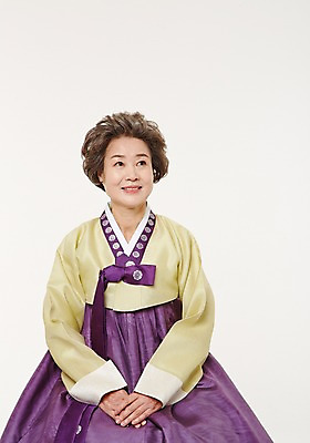 포토 JPG 스튜디오촬영 여자 노년 할머니 실내 한명 서기 미소 상반신 앞모습 실버라이프 한국인 60대 한복 공손 노인여자한명만 국내포토 1 한국전통 라이프스타일 뷰포인트 모션 표정 사람 동양인 성인 내부 전통의상 여자한명만 노인여자만 파일형식