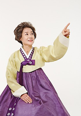 포토 JPG 스튜디오촬영 여자 노년 할머니 실내 한명 서기 미소 손짓 상반신 앞모습 실버라이프 한국인 가리킴 60대 한복 노인여자한명만 국내포토 1 한국전통 라이프스타일 뷰포인트 모션 표정 사람 동양인 성인 내부 전통의상 여자한명만 노인여자만 파일형식