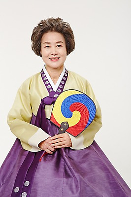 포토 JPG 스튜디오촬영 여자 노년 할머니 실내 한명 서기 미소 들기 상반신 앞모습 실버라이프 한국인 부채 60대 한복 노인여자한명만 국내포토 1 한국전통 라이프스타일 뷰포인트 모션 표정 사람 동양인 성인 내부 전통의상 여자한명만 노인여자만 파일형식