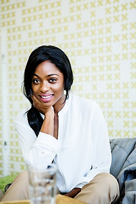 포토 JPG 외국인 여자 흑인 비즈니스 실내 한명 앉기 성인 소파 턱괴기 비즈니스우먼 국내포토 서양인 1 의자 모션 사람 인종 내부 직장인 파일형식