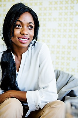 포토 JPG 외국인 여자 흑인 비즈니스 실내 한명 앉기 성인 소파 비즈니스우먼 국내포토 서양인 1 의자 모션 사람 인종 내부 직장인 파일형식