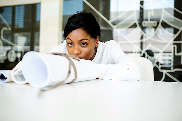포토 JPG 외국인 여자 종이 엎드리기 흑인 비즈니스 실내 한명 성인 비즈니스우먼 책상 문서 말린_둥글게 국내포토 서양인 1 가구 컨셉 모션 사람 인종 내부 직장인 파일형식
