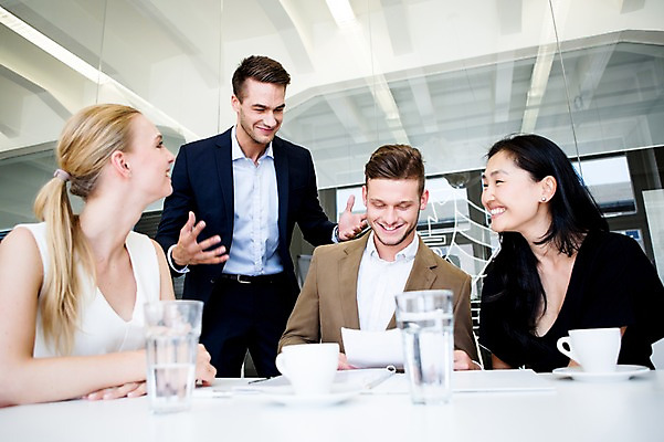 포토 JPG 서양인 외국인 여자 남자 비즈니스 회의 실내 동양인 여러명 성인 컵 업무 비즈니스맨 비즈니스우먼 책상 국내포토 식기 가구 다수 사람 인종 내부 작업 직장인 파일형식