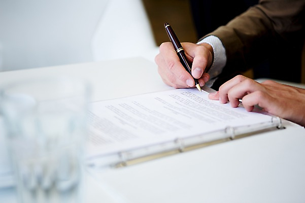 포토 JPG 손 남자 비즈니스 실내 한명 성인 아웃포커스 신체부위 펜 책상 문서 서명 국내포토 1 가구 촬영기법 사람 내부 필기구 파일형식