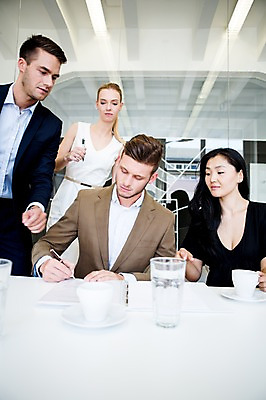 포토 JPG 서양인 외국인 여자 남자 비즈니스 회의 실내 동양인 여러명 성인 컵 업무 비즈니스맨 비즈니스우먼 책상 국내포토 식기 가구 다수 사람 인종 내부 작업 직장인 파일형식