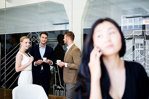 포토 JPG 서양인 외국인 여자 남자 비즈니스 실내 동양인 여러명 성인 아웃포커스 스마트폰 비즈니스맨 비즈니스우먼 커피잔 통화 수다 국내포토 커피 다수 모션 잔 촬영기법 대화 사람 인종 내부 핸드폰 스마트기기 직장인 파일형식
