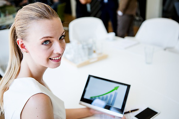 포토 JPG 서양인 외국인 여자 화살표 비즈니스 그래프 실내 한명 성인 아웃포커스 태블릿 비즈니스우먼 막대그래프 상승 국내포토 1 컨셉 촬영기법 사람 인종 내부 전자제품 스마트기기 직장인 파일형식